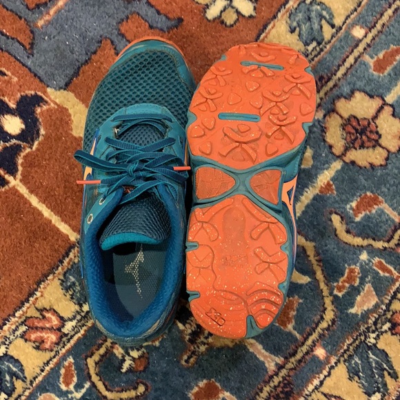 Mizuno wave running shoes - Picture 3 of 3